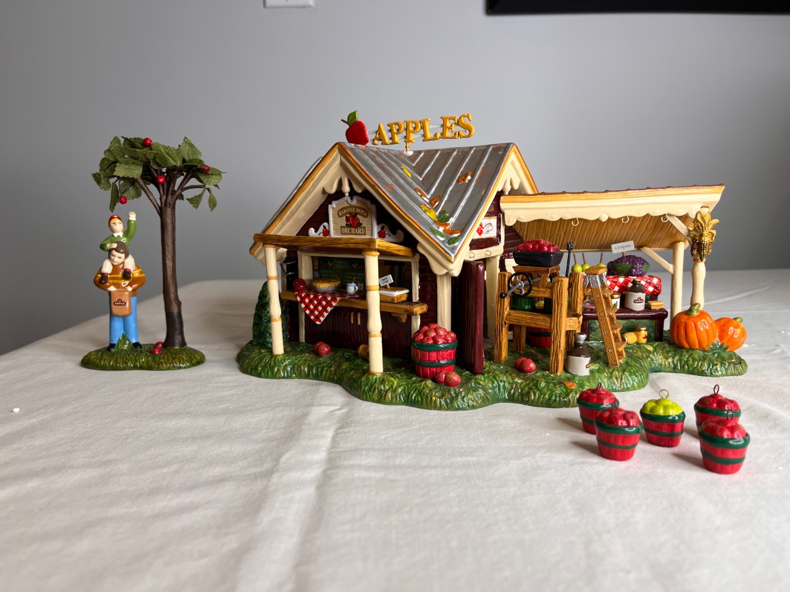RARE: DEPT 56 THE ORIGINAL SNOW VILLAGE 'HARVEST APPLE ORCHARD'