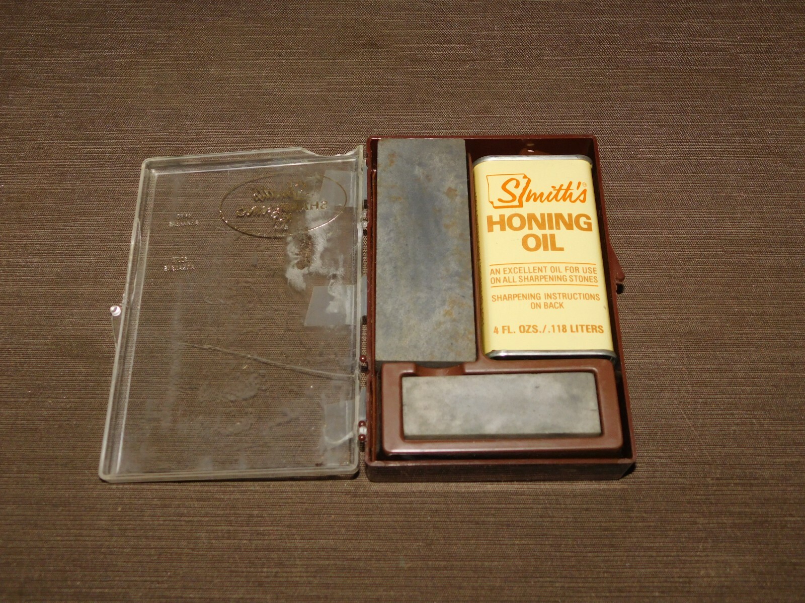 VINTAGE SMITH\'S KNIFE BLADE SHARPENING KIT w/ HONES & HONING OIL