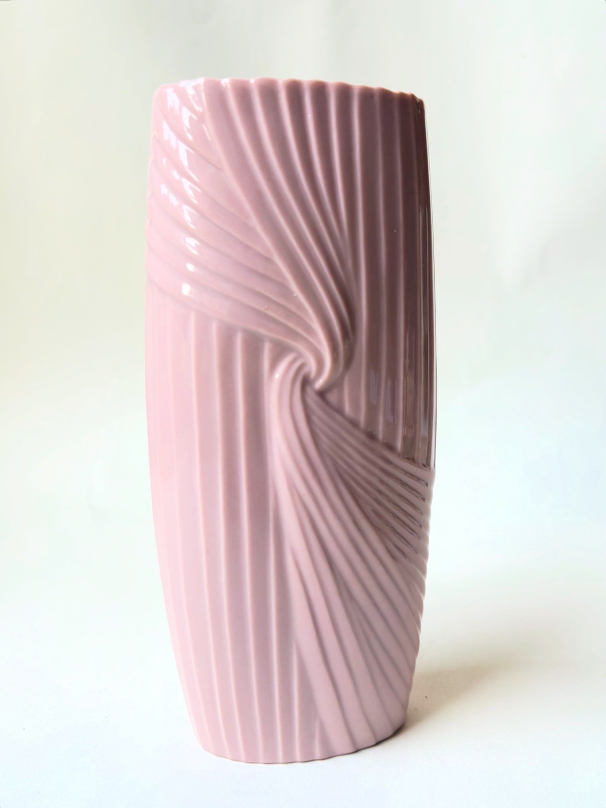VINTAGE 1980s Avon Pink Porcelain Silk Swirl Bud Vase - Art Deco Revival Decor VINTAGE 1980s Avon Pink Porcelain Silk Swirl Bud Vase - Art Deco Revival Decor