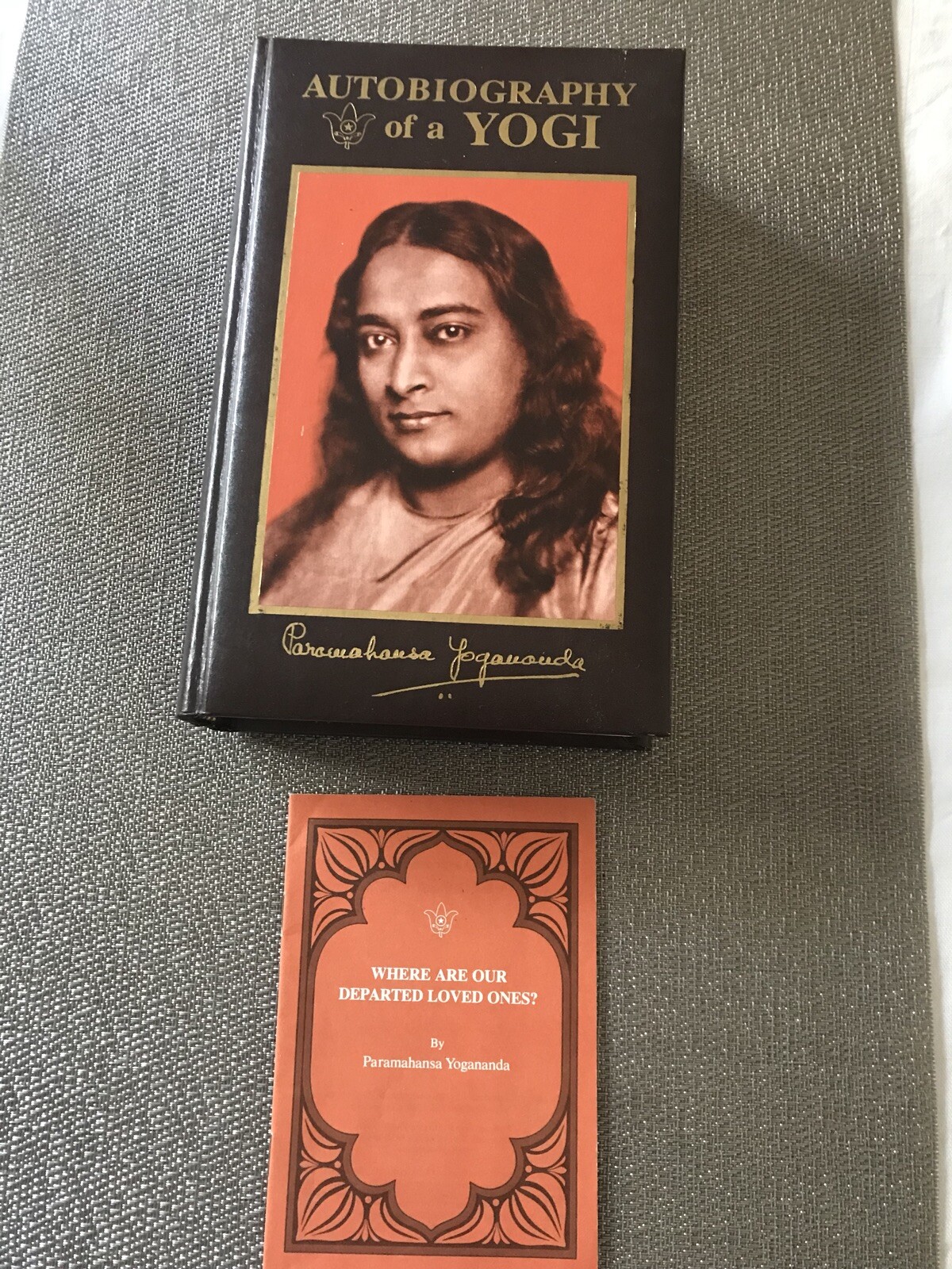 Autobiography Of A Yogi By Paramahansa Yogananda With A Pamphlet Of Departed Autobiography Of A Yogi By Paramahansa Yogananda With A Pamphlet Of Departed