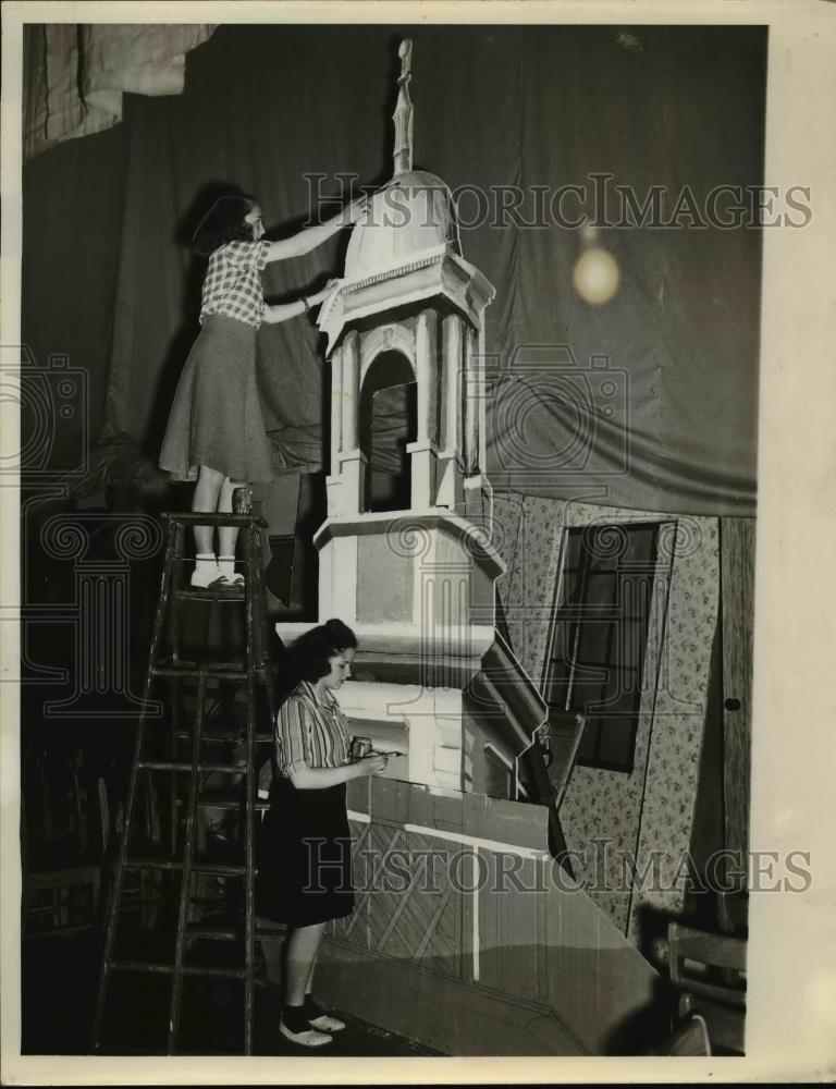 1941 Press Photo Marian Bosler, and Marion Moore painting scenery for a show