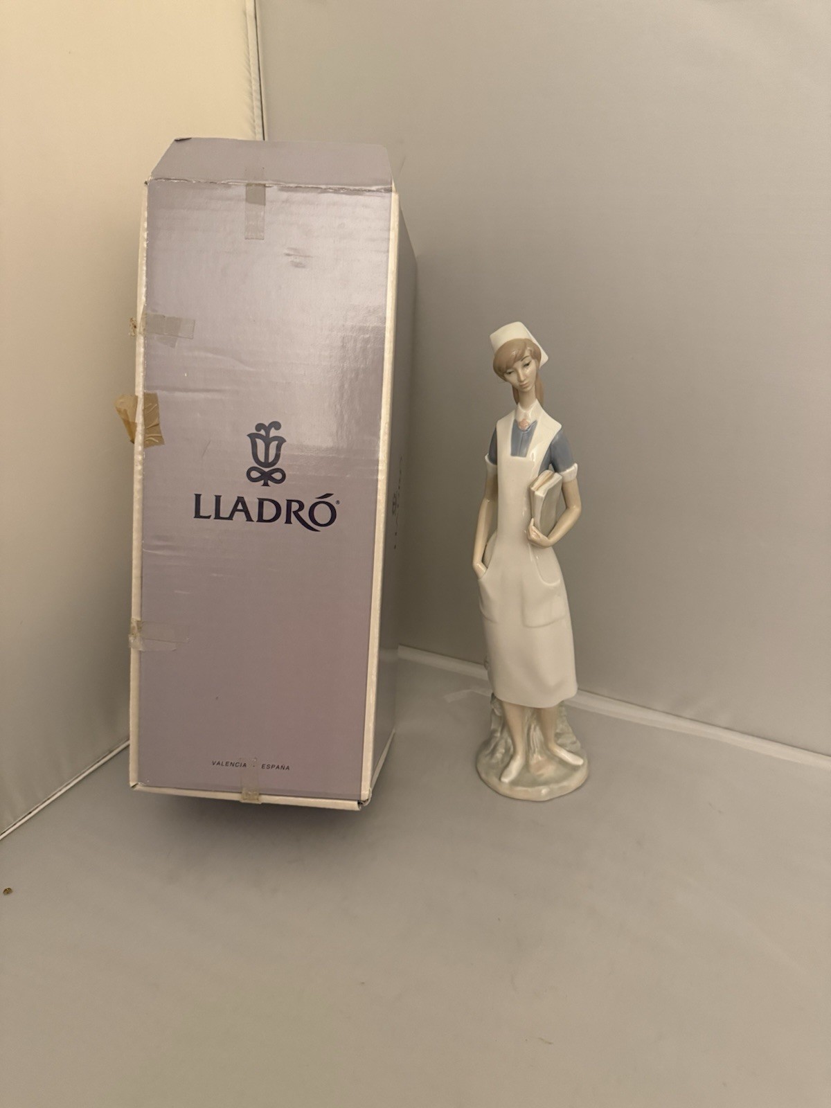 Lladro Nurse Figurine #4603 Vintage Glossy Finish EXCELLENT CONDITION WITH BOX