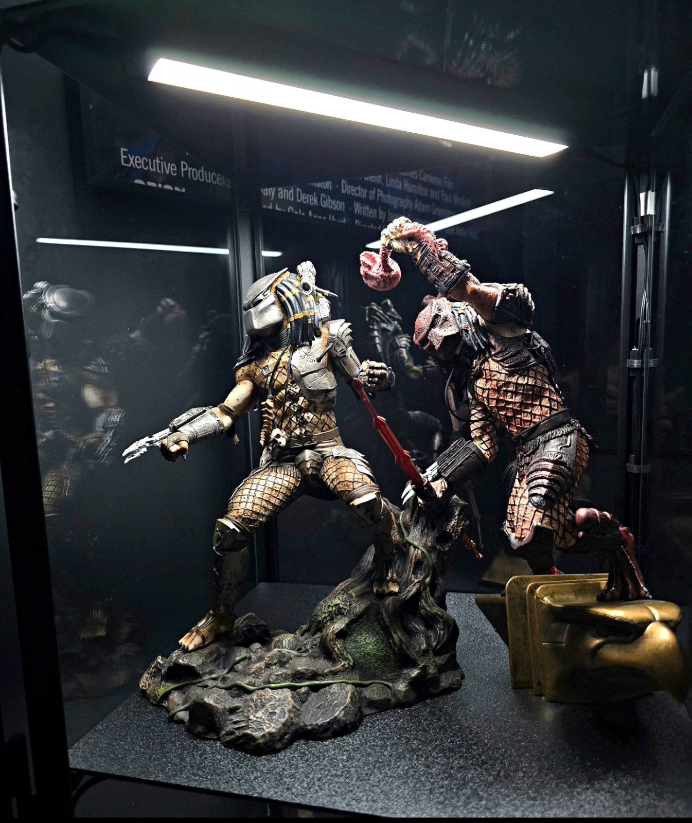 Predator Franchise Predator vs Predator Statue/Figure Medium Size 1/6 Scale