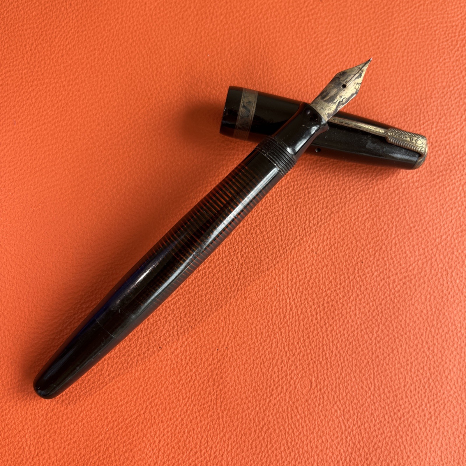 Vintage Parker Vacumatic Fountain Pen 14K Gold Nib Black Striated c1940s