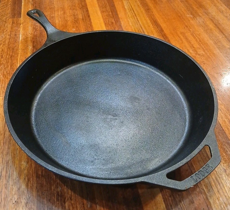 Vintage Lodge 14SK Cast Iron 15\