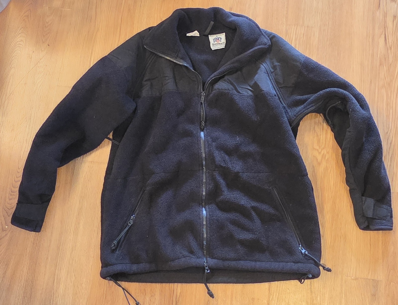 USGI ECWCS Gen II Polartec 300 Black Fleece Medium 8415-01-461-8337 Pocket Tear