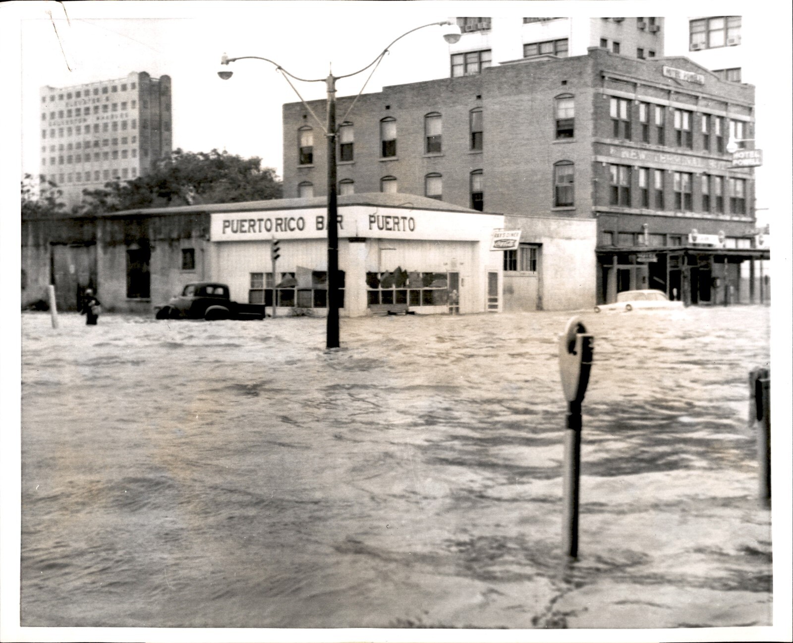 LG976 1961 Original UPI Photo HIGH WATERS IN GULF GALVESTON BAY HURRICANE CARLA LG976 1961 Original UPI Photo HIGH WATERS IN GULF GALVESTON BAY HURRICANE CARLA