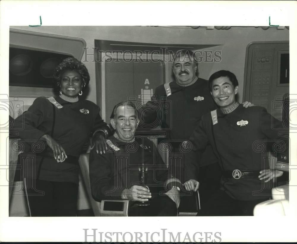 1989 Press Photo Robin Leach with the cast members of the film 