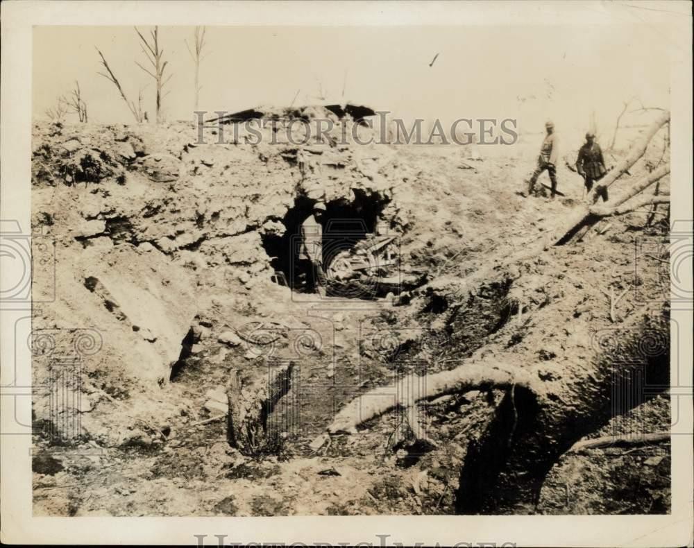 1918 Press Photo WWI French soldiers work clearing wreckage of the German Line
