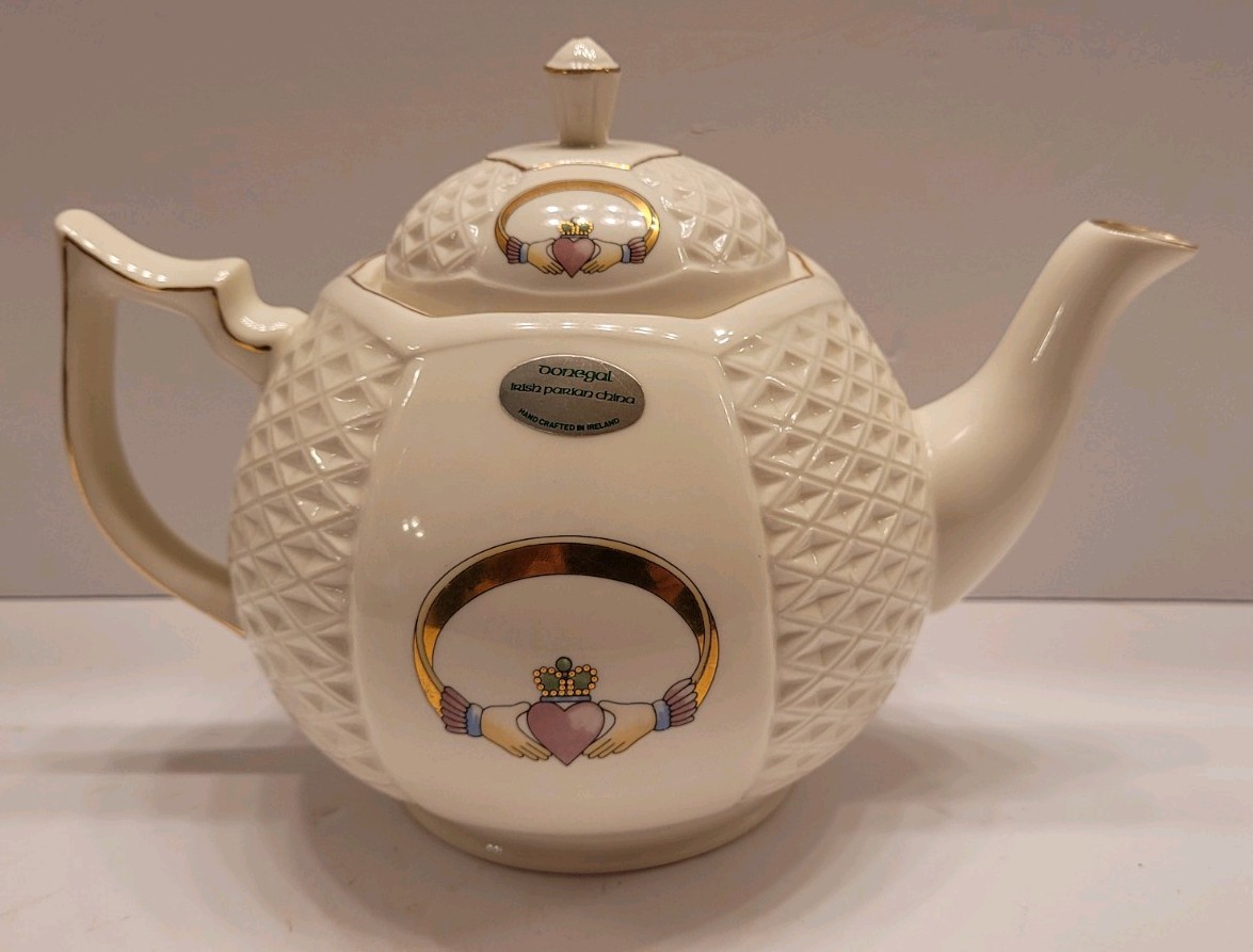 New Vintage Donegal Parian China Irish Claddagh Ring Design Teapot Ireland 