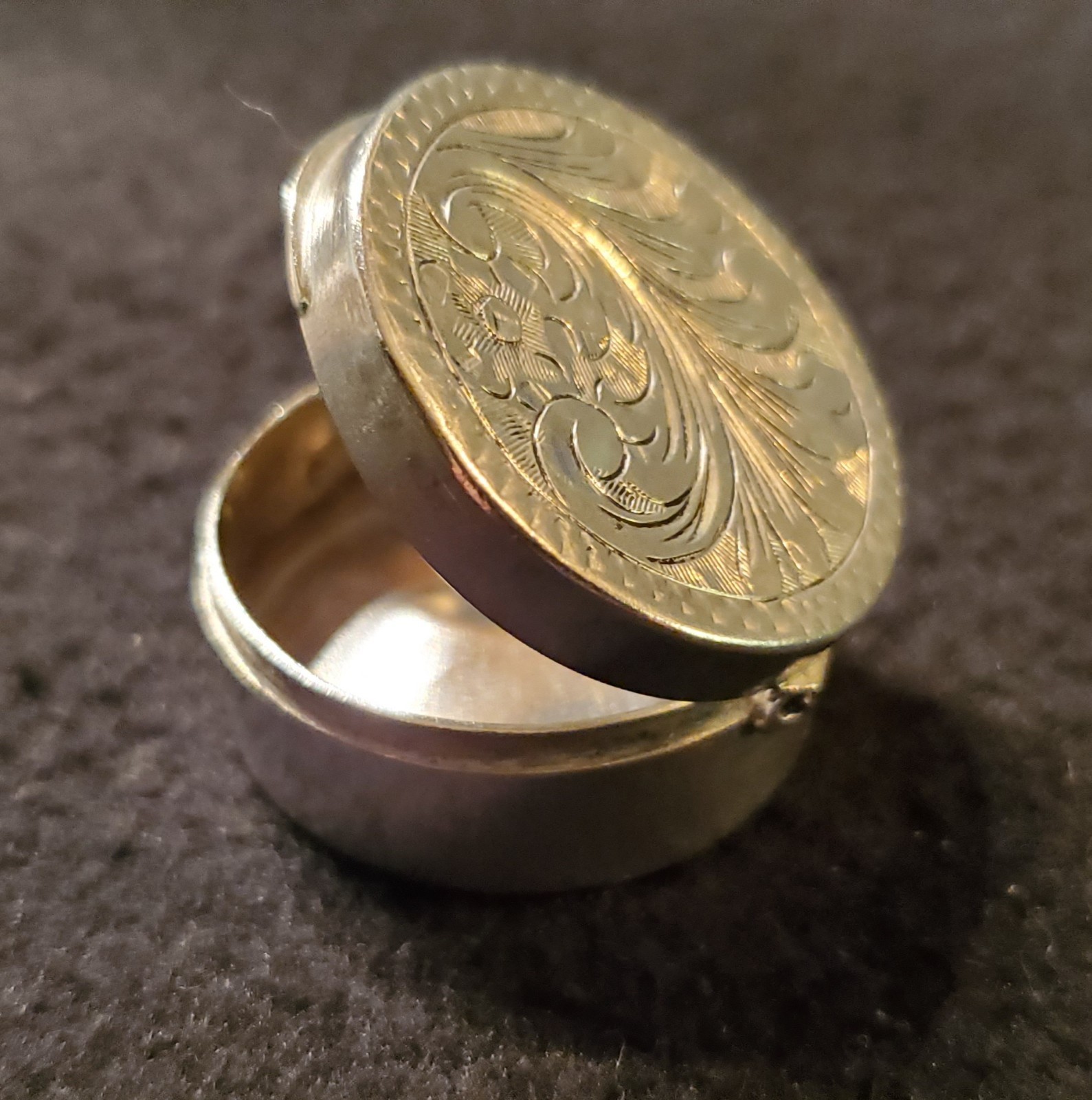Vintage Italian 800 silver round hinged pill / snuff / trinket box, engraved Vintage Italian 800 silver round hinged pill / snuff / trinket box, engraved