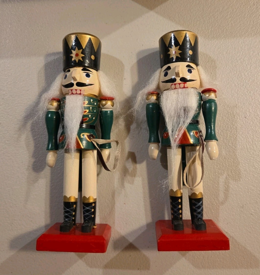Title: Pair of Vintage Style Wooden Christmas Nutcracker Soldier Figurines - Set