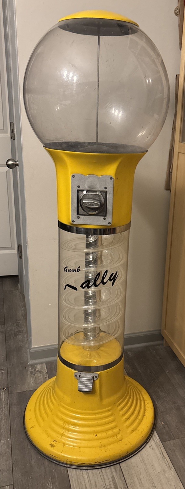 Wizard Beaver Spiral Gumball Machine 58 Inch Yellow 25 Cent Coin Mech Vintage