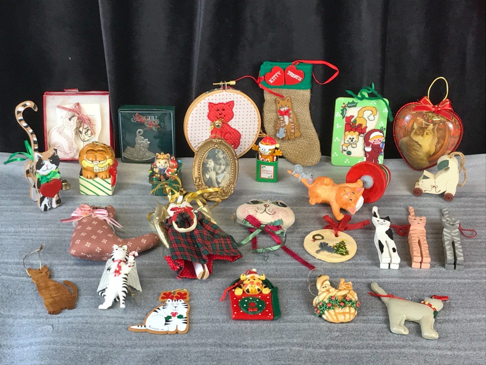 Lot of 26 CAT KITTY Christmas Ornaments Enesco, Wood, Pewter, Cloth Garfield ++ Lot of 26 CAT KITTY Christmas Ornaments Enesco, Wood, Pewter, Cloth Garfield ++