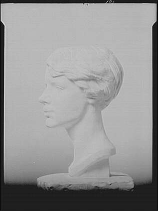 Photo:Sculpture of an unidentified woman