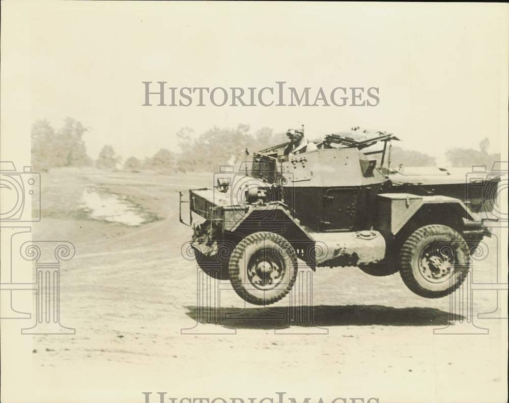 1943 Press Photo Lynx armored scout car \