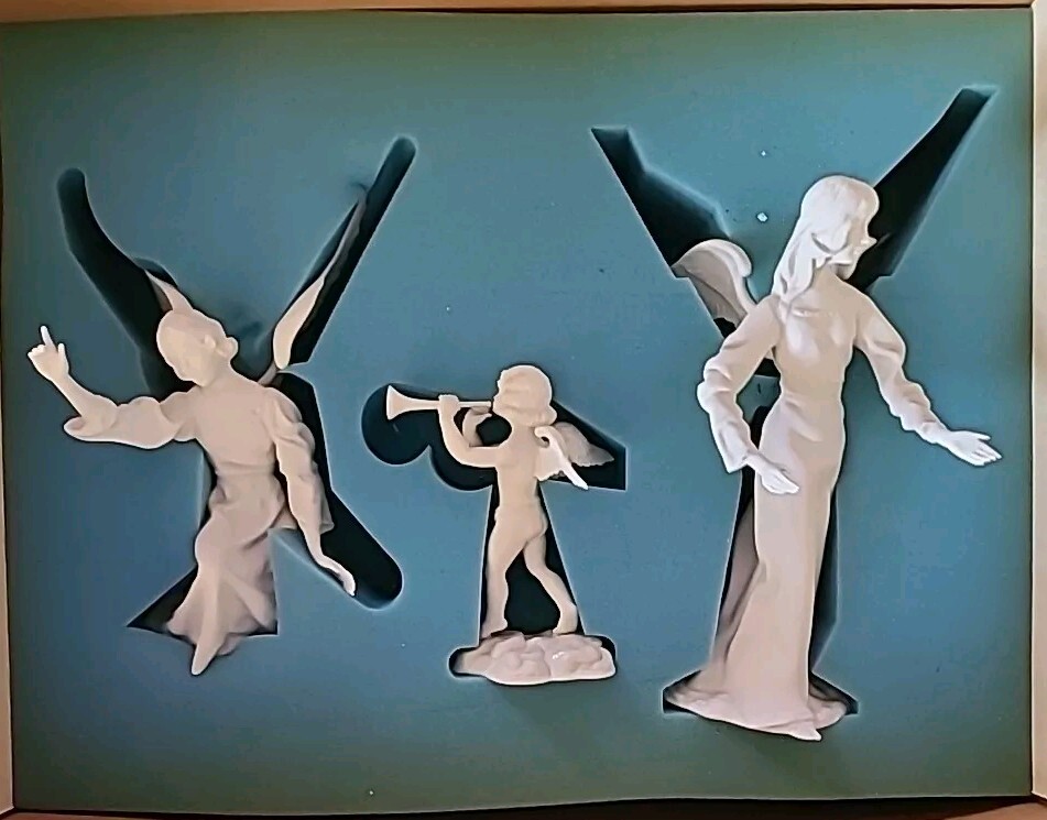 Boehm Nativity Scene 3 Angels Standing, Trumpet, Kneeling  Org. Box Read Descrip
