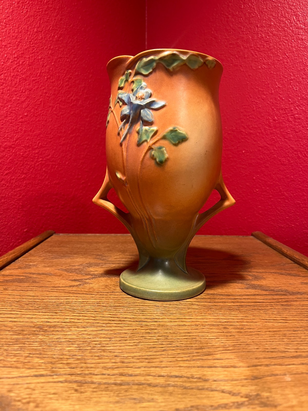 Roseville Pottery Double Handled Columbine Vase 22-9; Autumn Brown; Pristine
