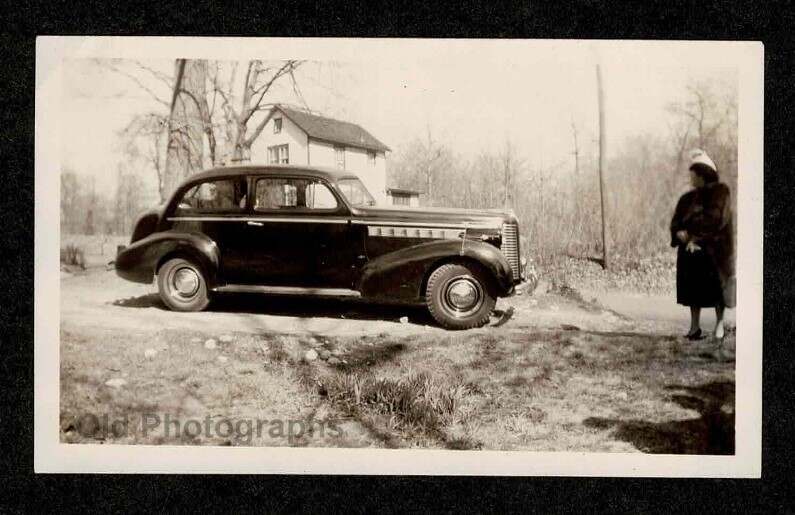 GREAT 1937 BUICK CAR 2 DOOR SEDAN HUBCAPS WOMAN OLD/VINTAGE PHOTO- B692