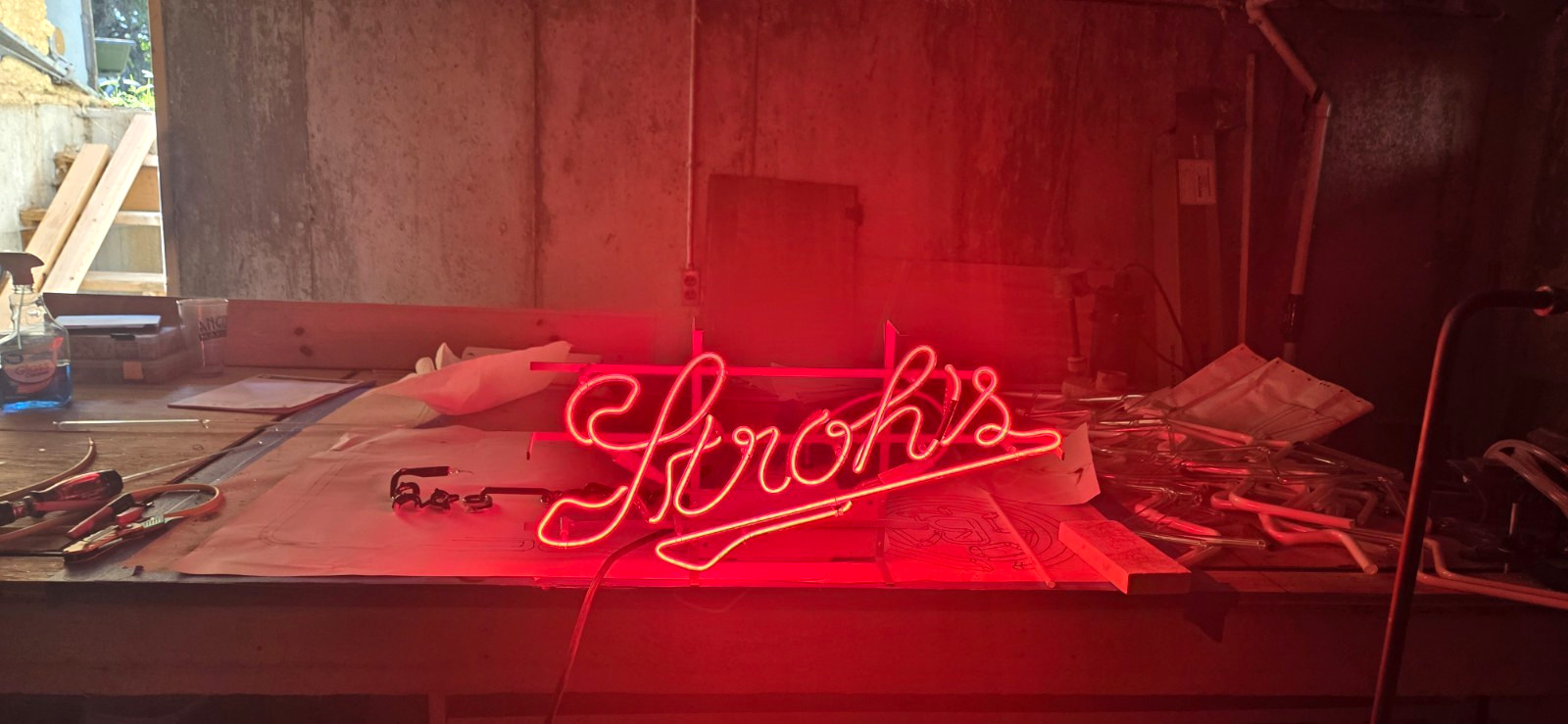 Vintage Stroh's Red Neon Sign w/ 120V Transformer, Glass/Metal, 1983 Vintage Stroh's Red Neon Sign w/ 120V Transformer, Glass/Metal, 1983