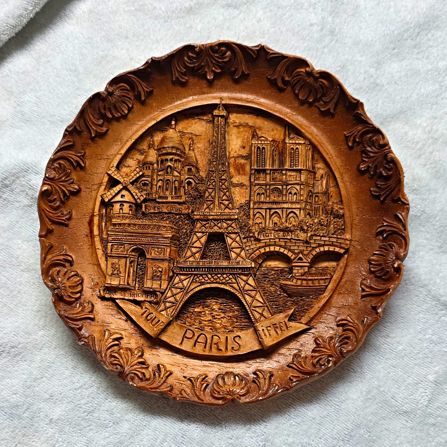VNTG 1993 CCMC PARIS DÉCOR EXCLUSIF 3D RELIEF SOUVENIR WALL PLATE VNTG 1993 CCMC PARIS DÉCOR EXCLUSIF 3D RELIEF SOUVENIR WALL PLATE