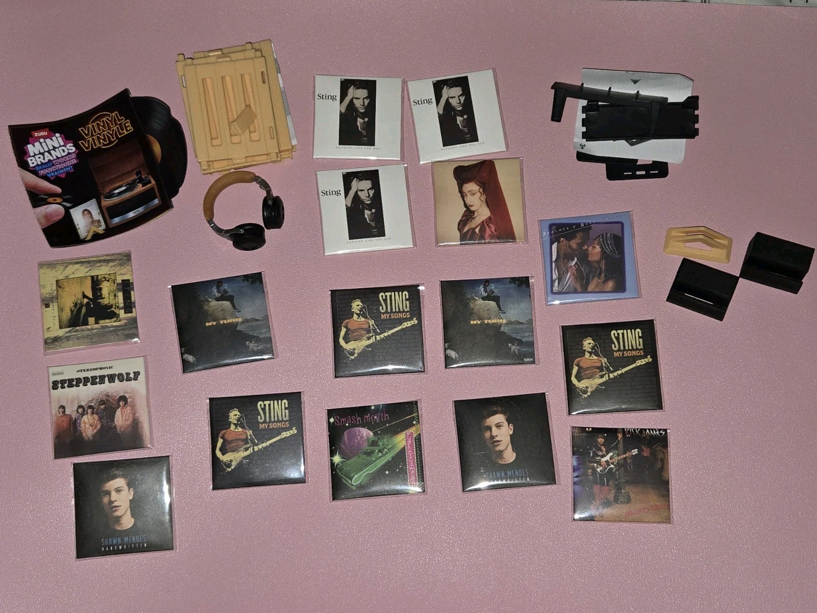 Zuru Mini Brands Vinyl 16 Vinyls Plus Accessories 