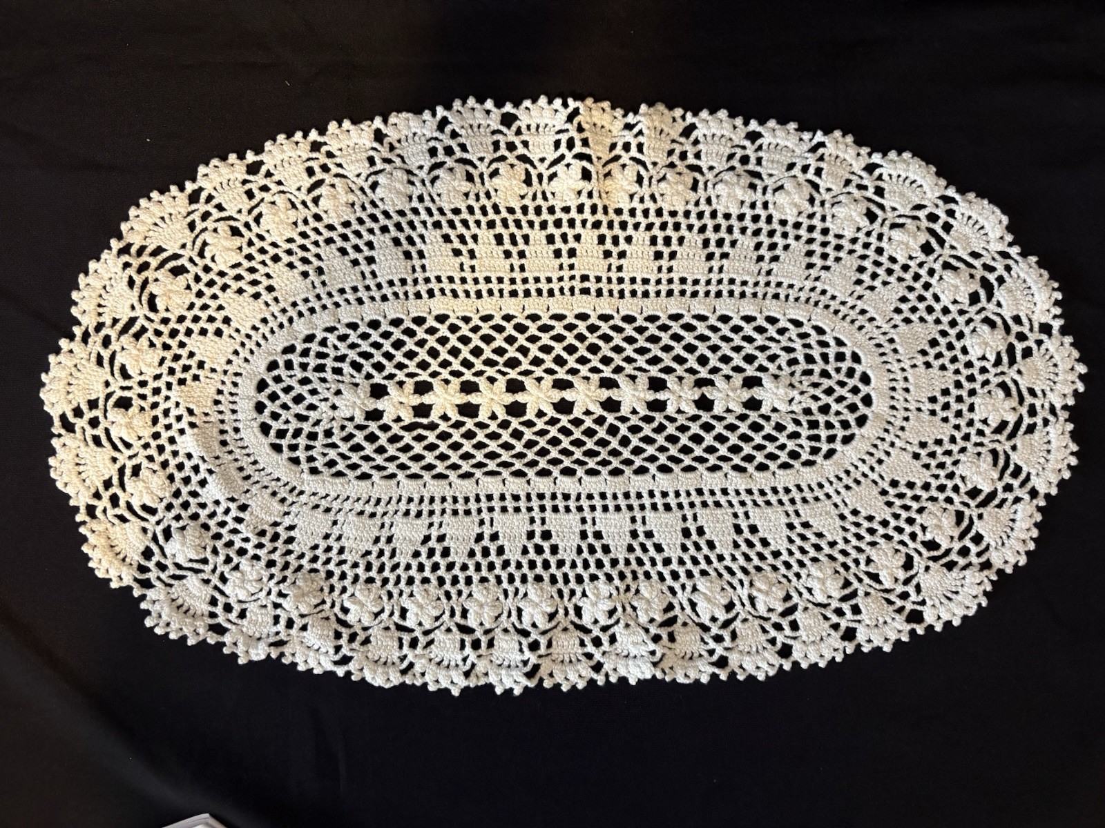 VTG Oval Handmade White Cotton Crochet Lace Doily Floral Shell Border 20”x11.5”