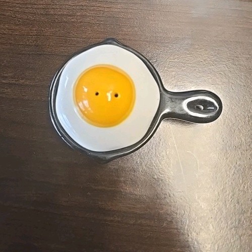 Frying Pan Fried Egg Salt & Pepper Shakers Novelty 