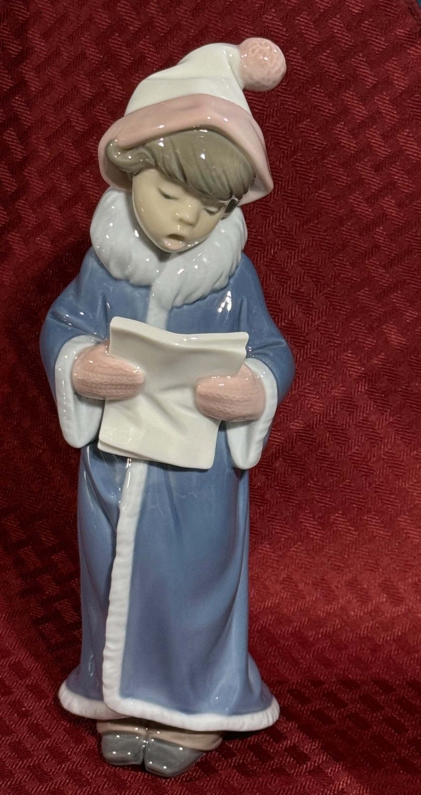 Lladro The Christmas Caroler Holding Sheet Music 6533 Figurine