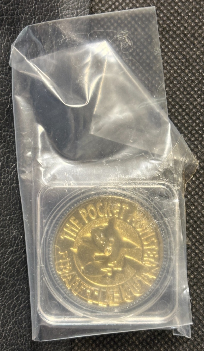 Pokemon Pikachu No.025 Gold Battle Coin Medal Metal Bandai 1997 Sealed Japan