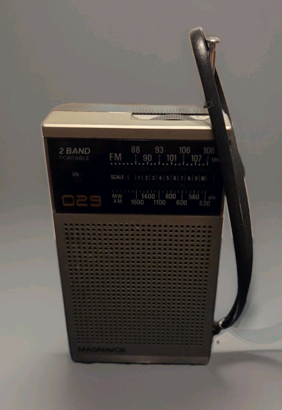 Vintage Transistor Magnavox FM AM Pocket 29 Radio Tested & Working