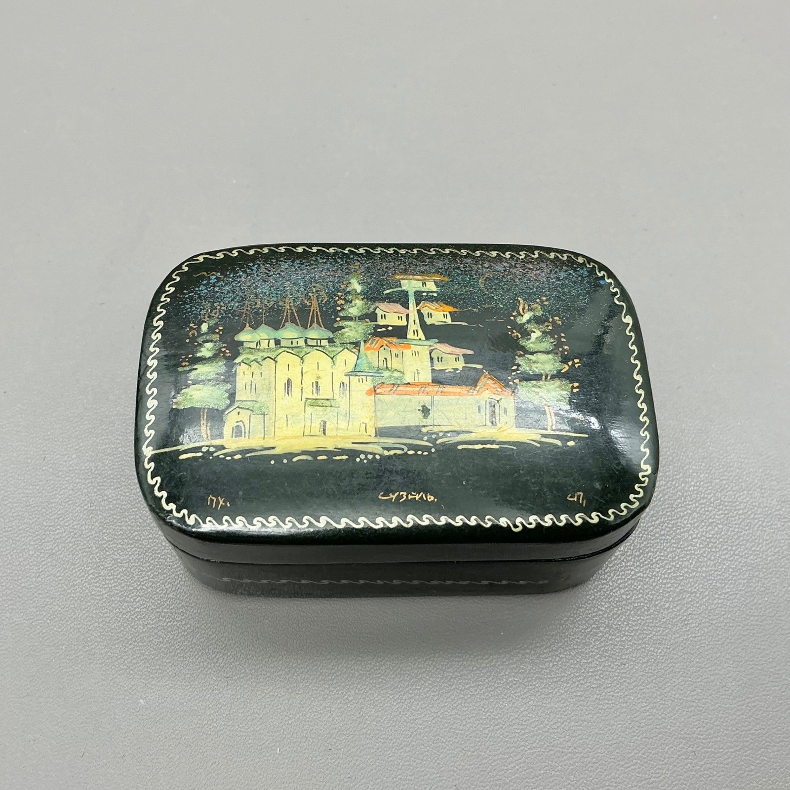 Vintage Russian Lacquer Box Suzdal Hand Painted Kholuy Style Red Interior 2.5\