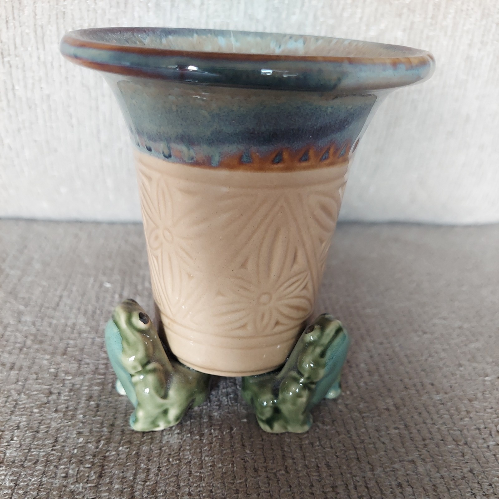Green Tree Frogs Holding Ceramic Art Pottery Vase / Planter about 5\