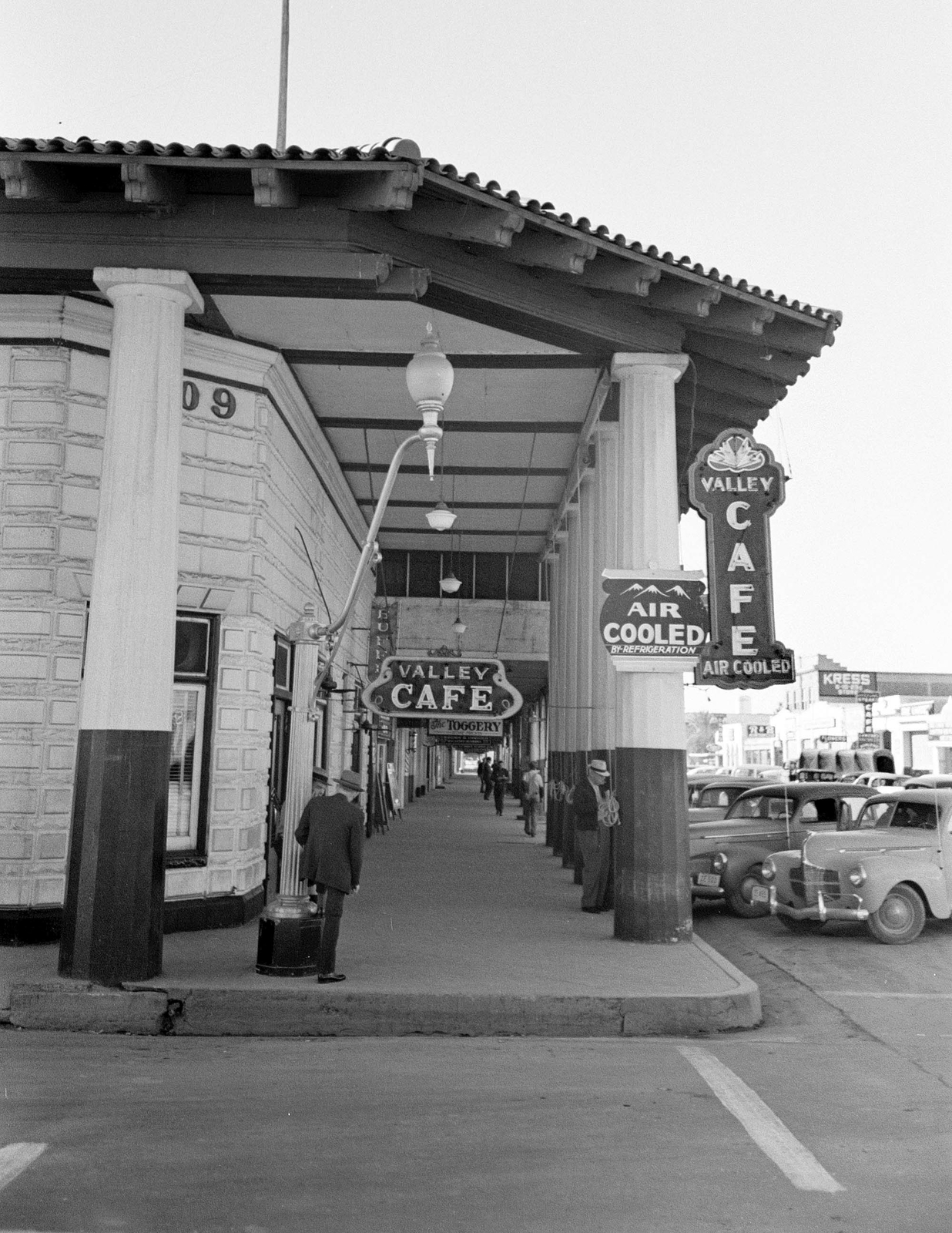 1942 Valley Cafe, Yuma, Arizona Vintage Old Photo 8.5\