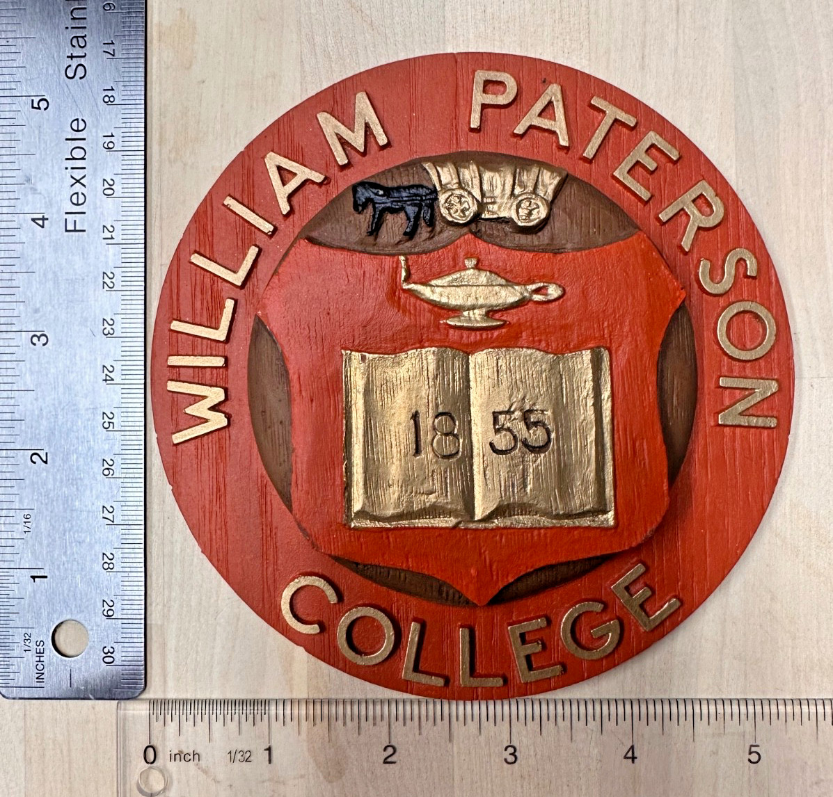 VINTAGE SEAL OF WILLIAM PATERSON COLLEGE - RESIN WOOD GRAIN PLAQUE - UNIQUE VINTAGE SEAL OF WILLIAM PATERSON COLLEGE - RESIN WOOD GRAIN PLAQUE - UNIQUE