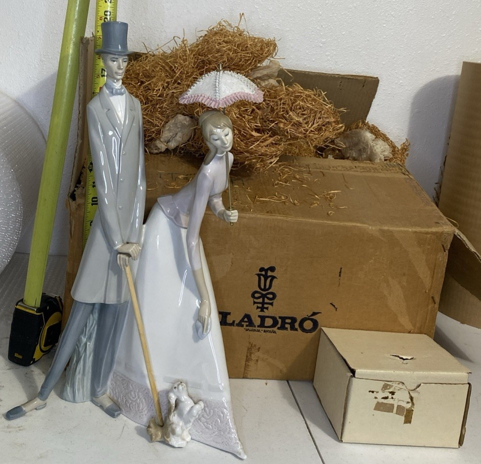 Nao by Lladro Spain 4563 Lovers Couple w/ Puppy & Parasol Umbrella, 19 1/2 Nao by Lladro Spain 4563 Lovers Couple w/ Puppy & Parasol Umbrella, 19 1/2
