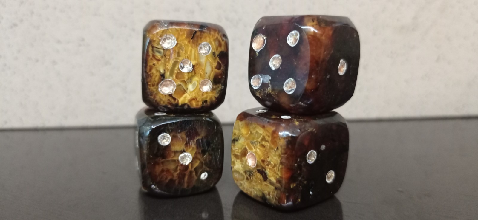 Large Vintage Amber Dice Set 4 pcs 43.6g Pressed Amber Gambling D6 Rare Collect Large Vintage Amber Dice Set 4 pcs 43.6g Pressed Amber Gambling D6 Rare Collect