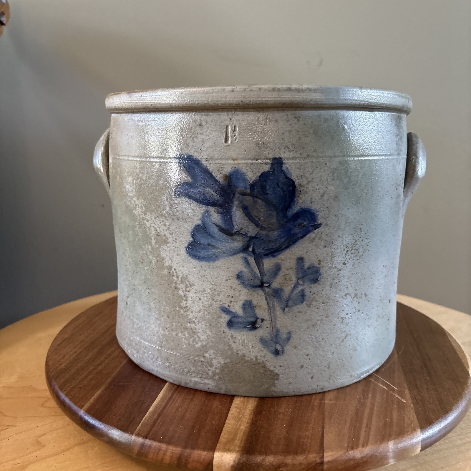 vintage 1.5 gallon American stoneware crock w/ cobalt floral design.