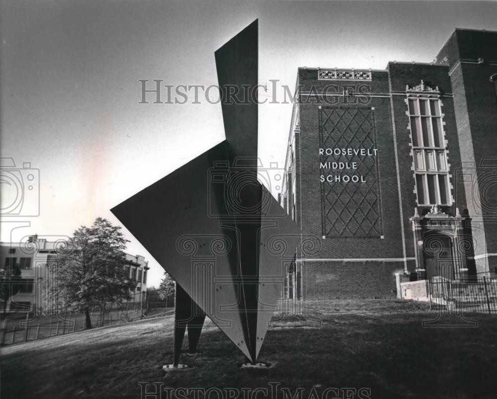 1989 Press Photo Sculpture in front of Roosevelt Middle School of the Arts