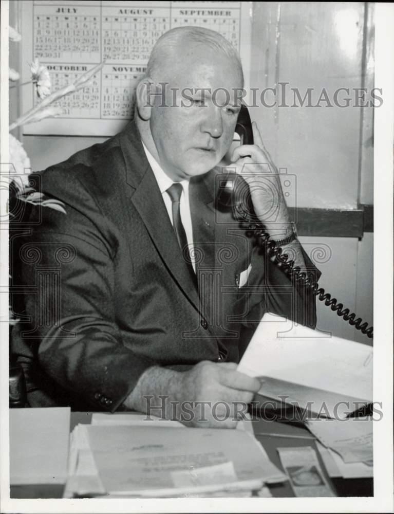 1962 Press Photo Superintendent William McCarthy works at Somerset headquarters