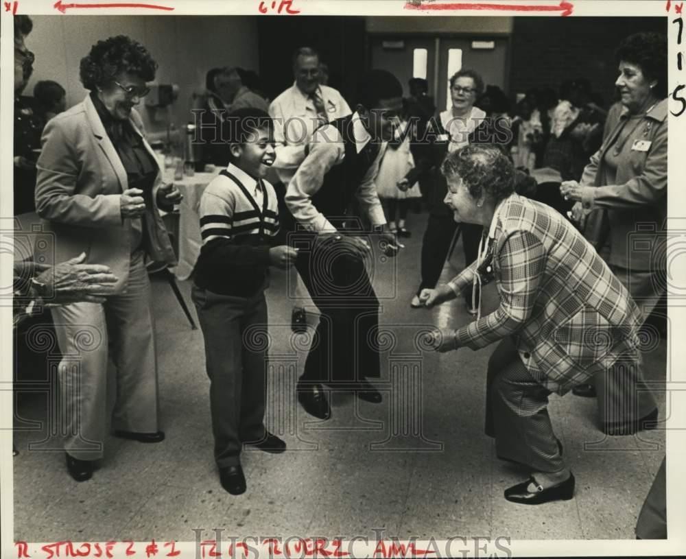 Press Photo St. Rose Middle School students and seniors enjoy Christmas party.