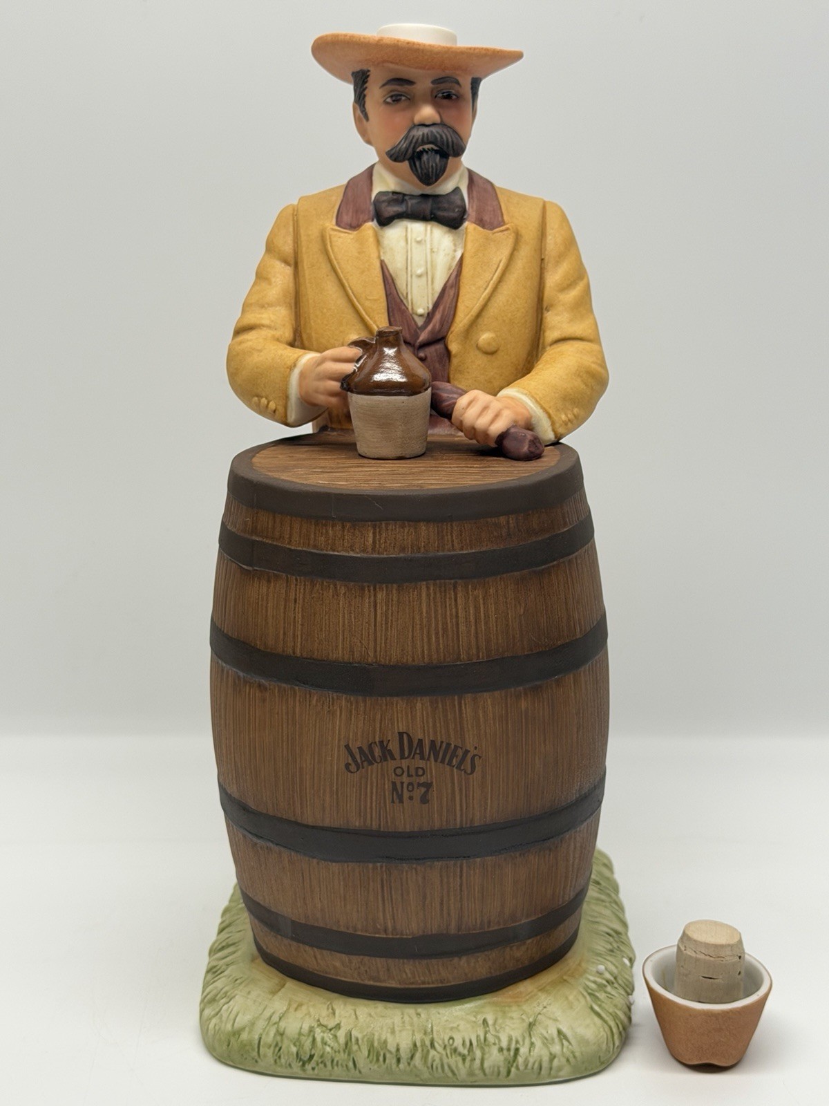 RARE Mr. Jack Daniel, Esquire” porcelain statue decanter (1984–1985) Japan NOB
