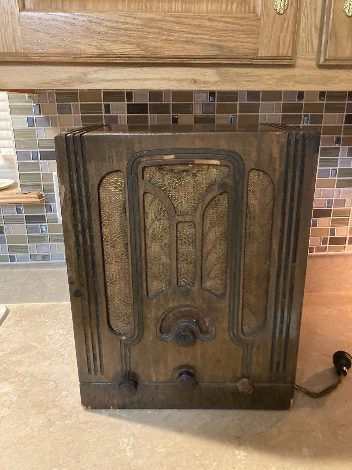 Vintage RCA T6-9 (1935) Tombstone Radio. Working