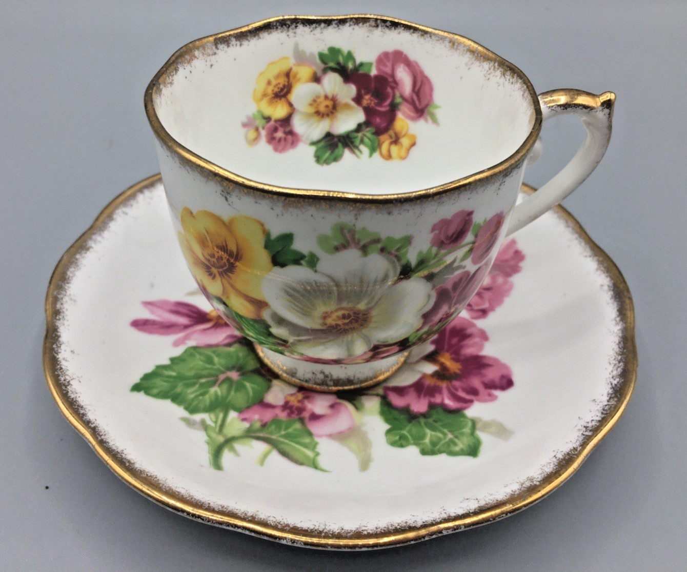 Roslyn Summer Beauty Roses Bone China England Teacup & Saucer Gold Gilt Vintage