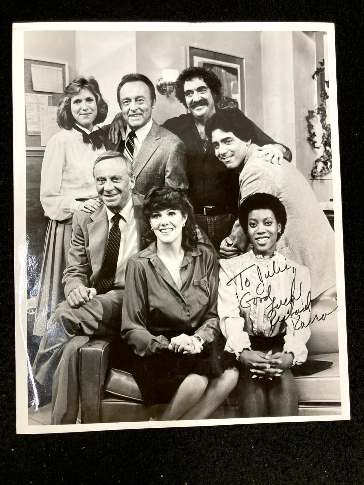 1982 ACTOR RICHARD KARRON SIGNED 8X10 B&W PHOTO, CAST OF TEACHERS ONLY TV SHOW