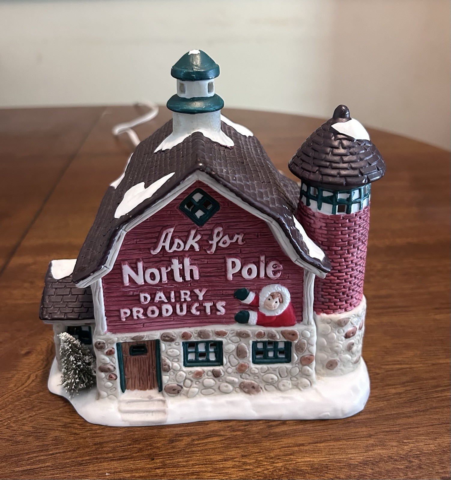 1993 Christmas Valley Village North Pole Dairy Collectible-lights up~ w box