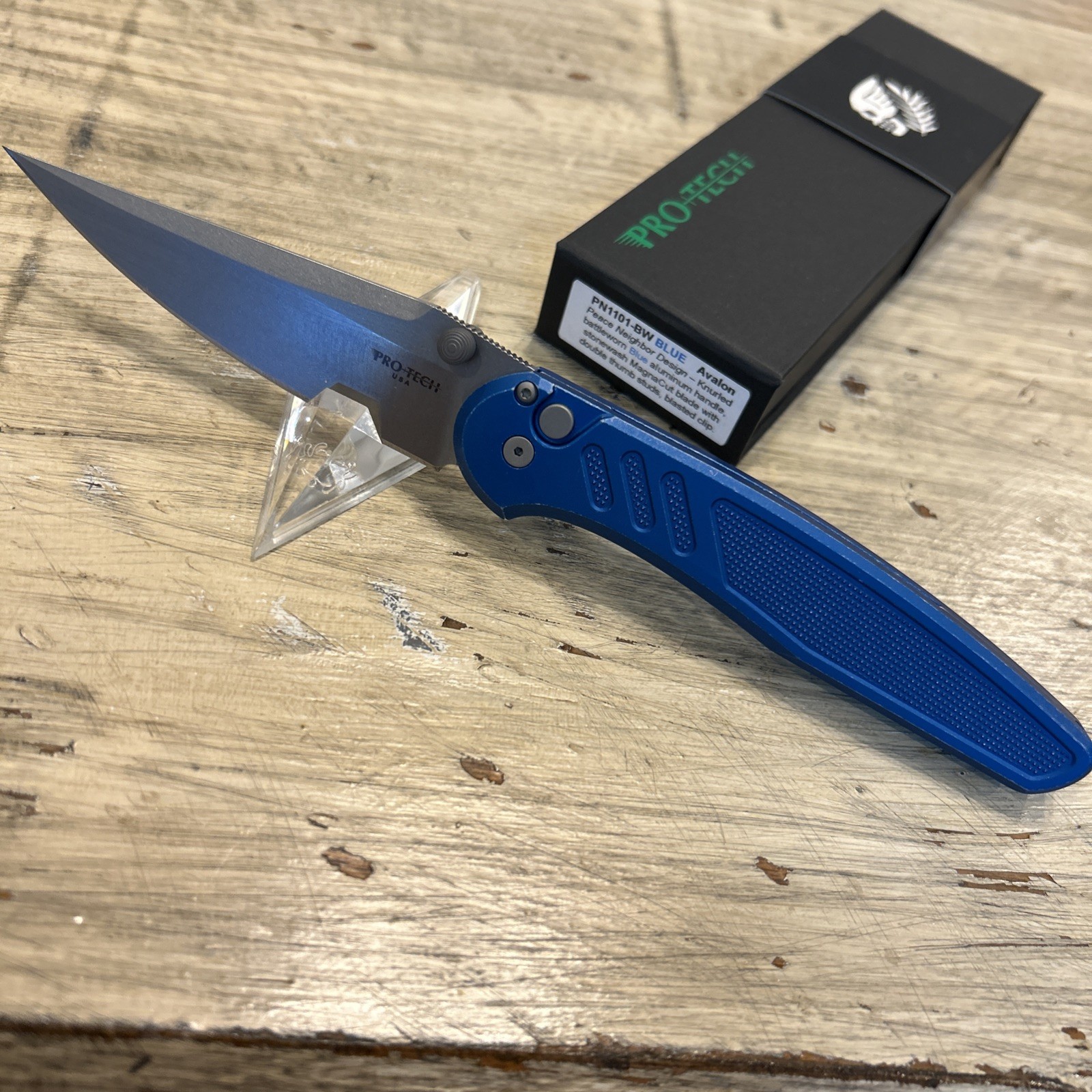 Pro Tech Avalon PN1101-BW Blue, Magnacut Button Lock