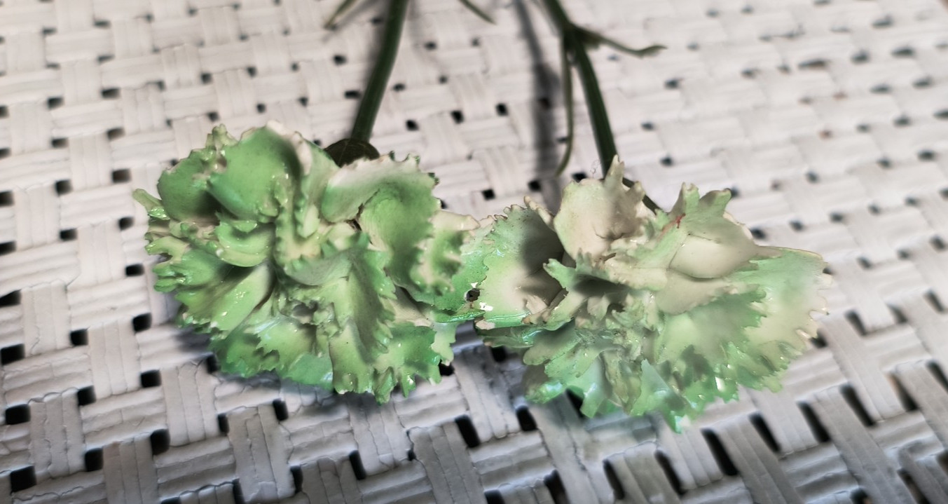 -Lot of 2 Green Vtg Ceramic Carnations with bendable plastic stems 💐