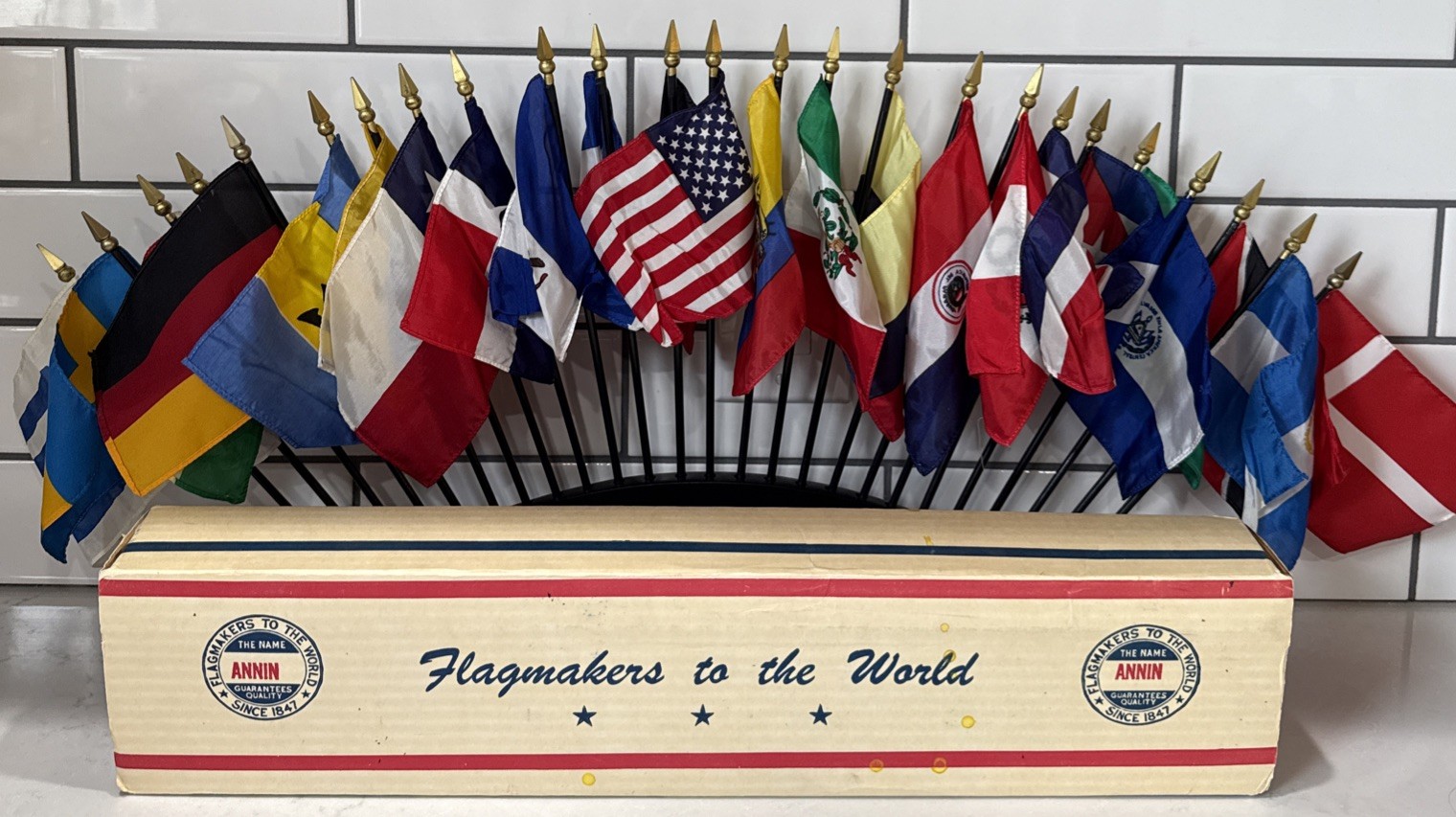Vintage Annin Flagmakers Mini World Desk Top 25 Pc 4x6 Flag Set & Black Stand