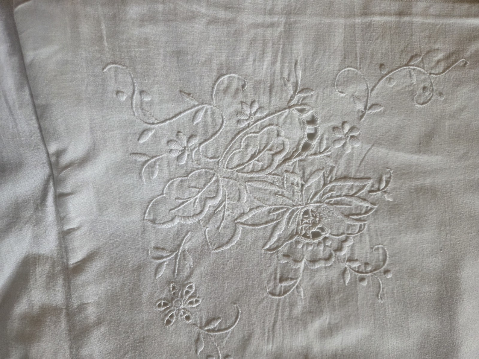 Vintage Embroidered White Cotton Pillow Shams Pair Handstitched Standard/Queen Vintage Embroidered White Cotton Pillow Shams Pair Handstitched Standard/Queen